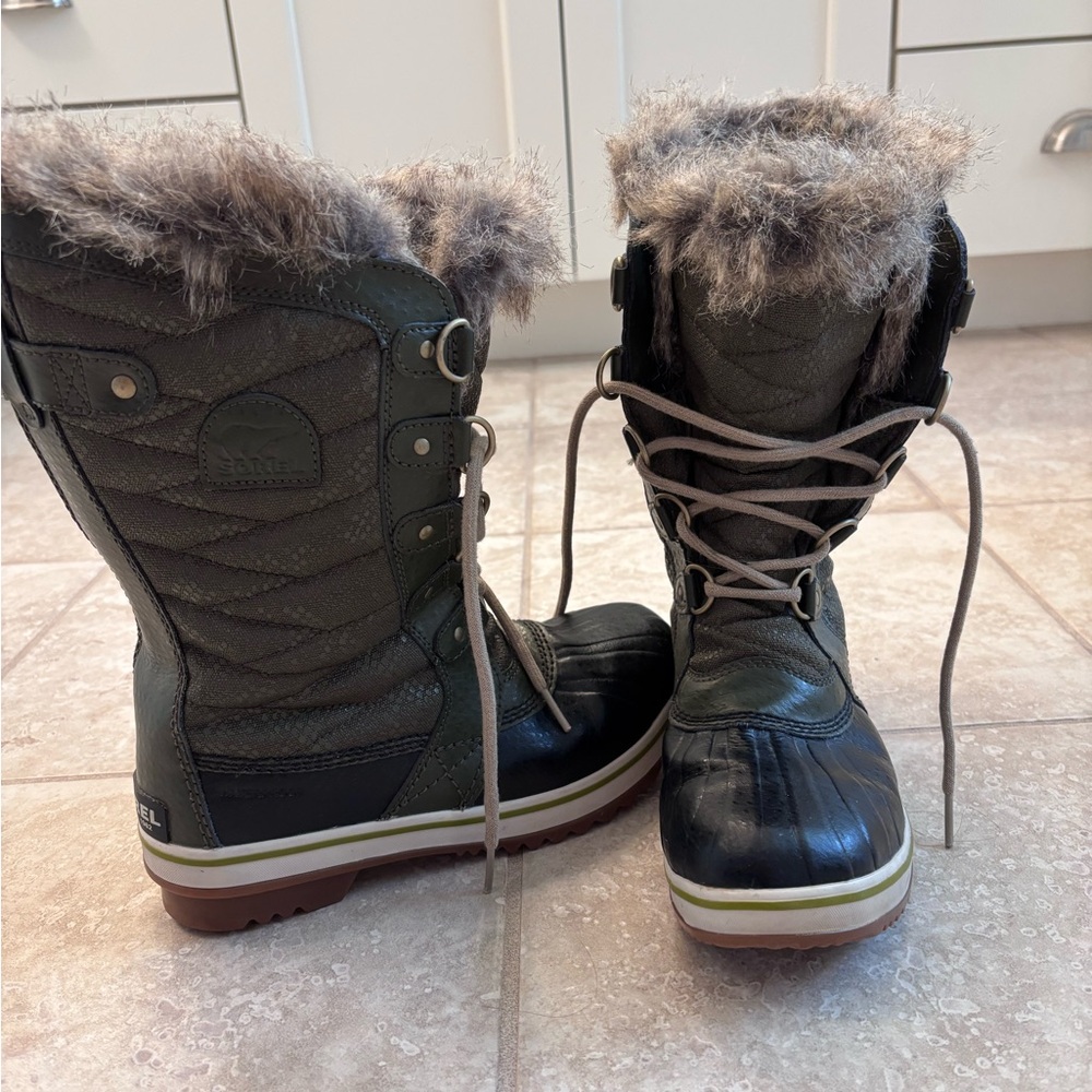 Sorel Youth Green and Black Tofino Winter Boots youth sz 5 eu 37.